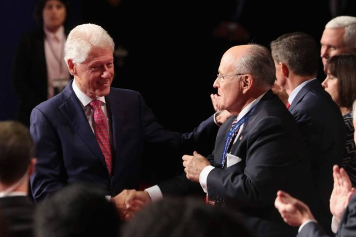 Entre otras figuras conocidas de la política estadounidense presentes en el debate, se encontraba Rudolph Giuliani, exalcalde de Nueva York, que aparece aquí con Bill Clinton.