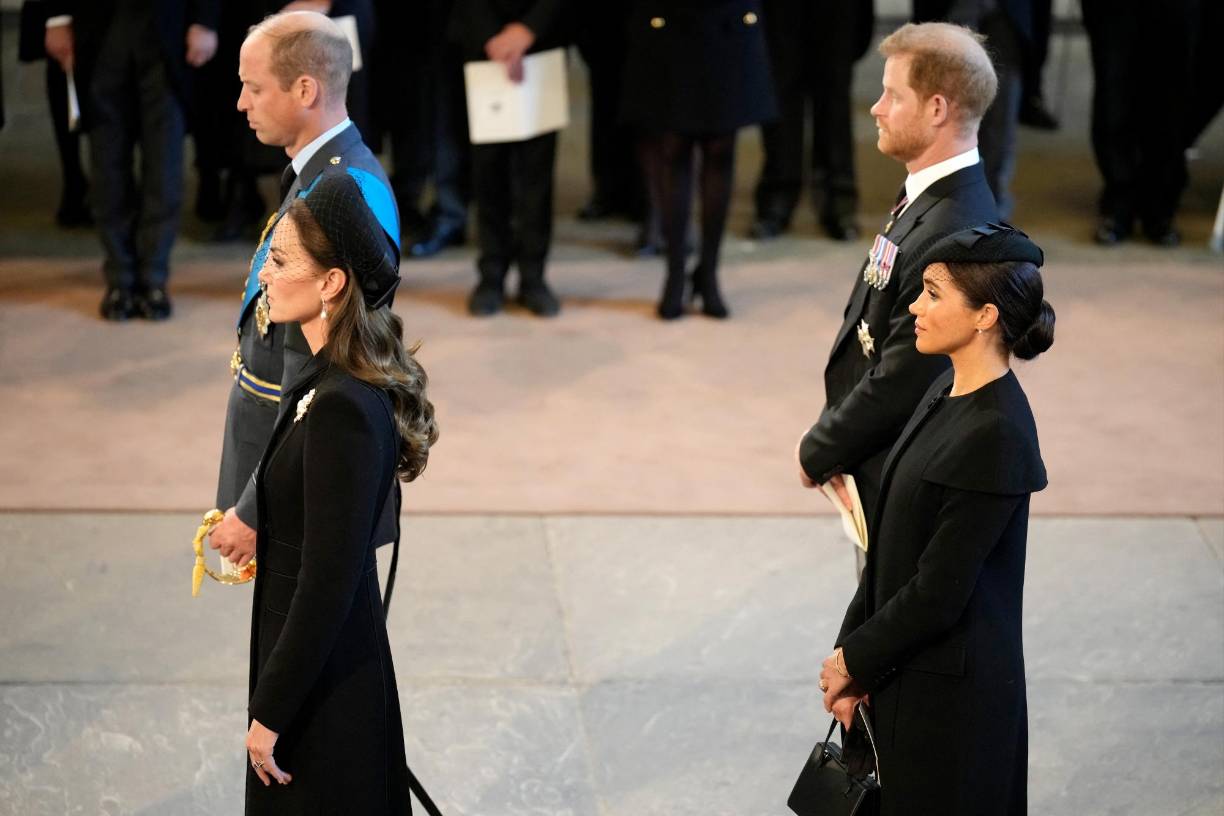 Con un libro de memorias de Harry que saldrá a la luz el año que viene, y con discusiones entre bastidores sobre los uniformes militares y los títulos para sus hijos, ellos y sus esposas, Kate y Meghan, parecían tan alejados como siempre.