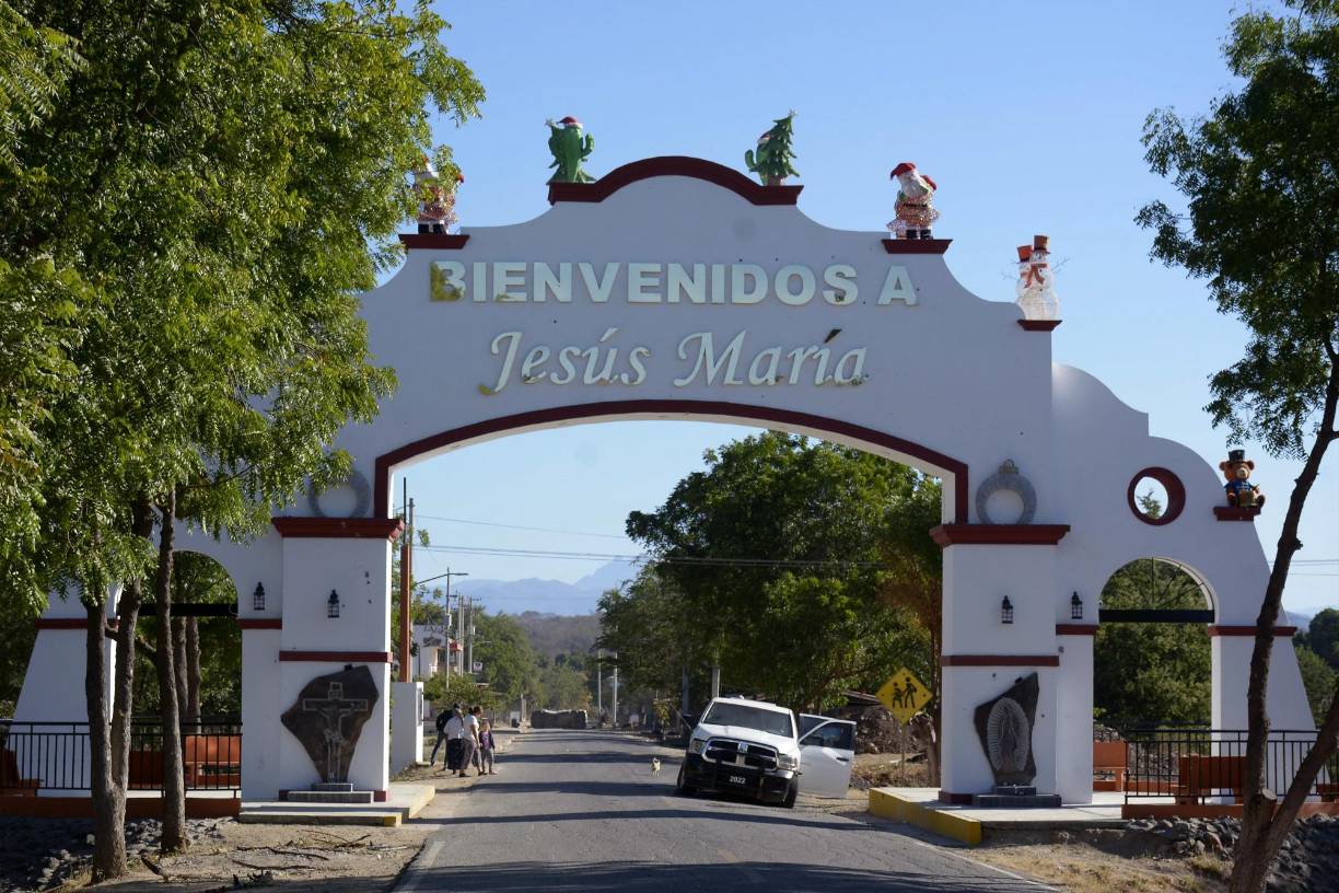 El poblado de Jesús María, a unos 20 kilómetros al noroeste de Culiacán, capital del estado, vive este fin de semana los estragos del operativo del pasado jueves, en el que agentes del Ejército y de la Guardia Nacional capturaron al capo mexicano.