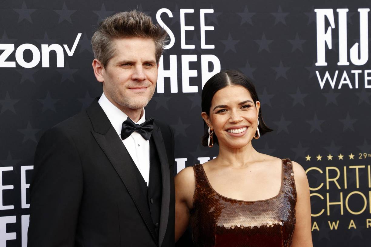 Ferrera celebrará su nominación al Oscar con una cena y bebidas junto con su esposo y amigos, y esta vez, también con el público, después de perderse la ronda inicial de promociones de celebración desde que el lanzamiento de Barbie coincidió con la huelga de los actores de Hollywood. “Fue un poco extraño”, dice sobre ese período. “Acabábamos de viajar juntos por el mundo haciendo prensa para la película y luego nos quedamos solos en nuestros pequeños silos”.