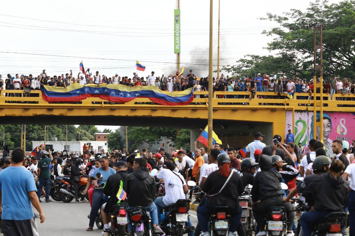 Hubo manifestaciones en distintos sectores de Caracas, algunos muy pobres, donde la militarizada Guardia Nacional dispersó varias de ellas con gases lacrimógenos y balas de goma. También se escucharon disparos en algunos barrios. En el interior del país también hubo protestas.