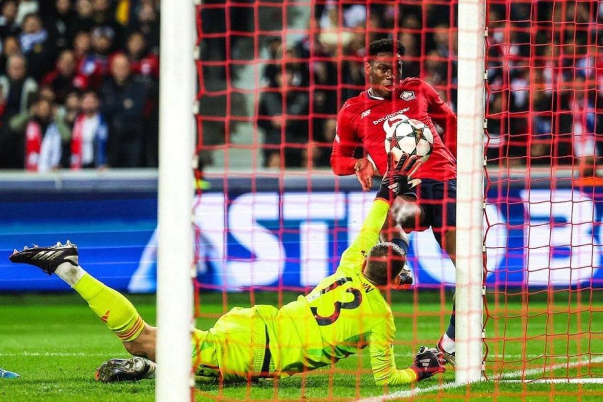 Andriy Lunin realizó dos grandes tapadas al canadiense Jonathan David en la primera parte.