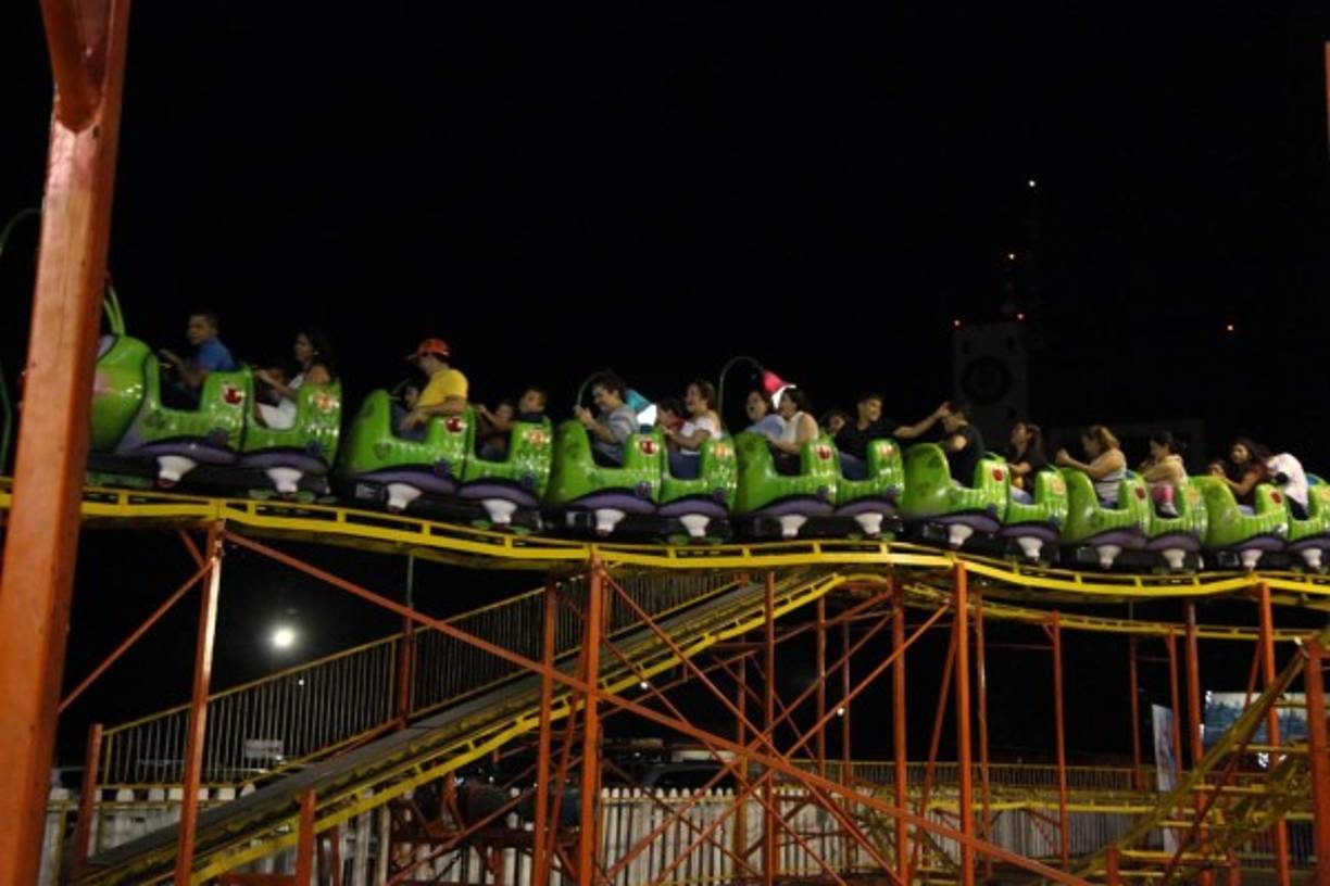 El gusanito es para todo público, padres de familia acompañan a sus hijos en esta divertida aventura.