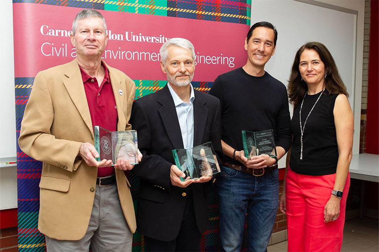 Cada año, el centro, que destaca por sus investigaciones en tecnología y robótica, otorga este premio a uno de sus exalumnos más destacados, que haya hecho aportes significativos en su campo de estudios.