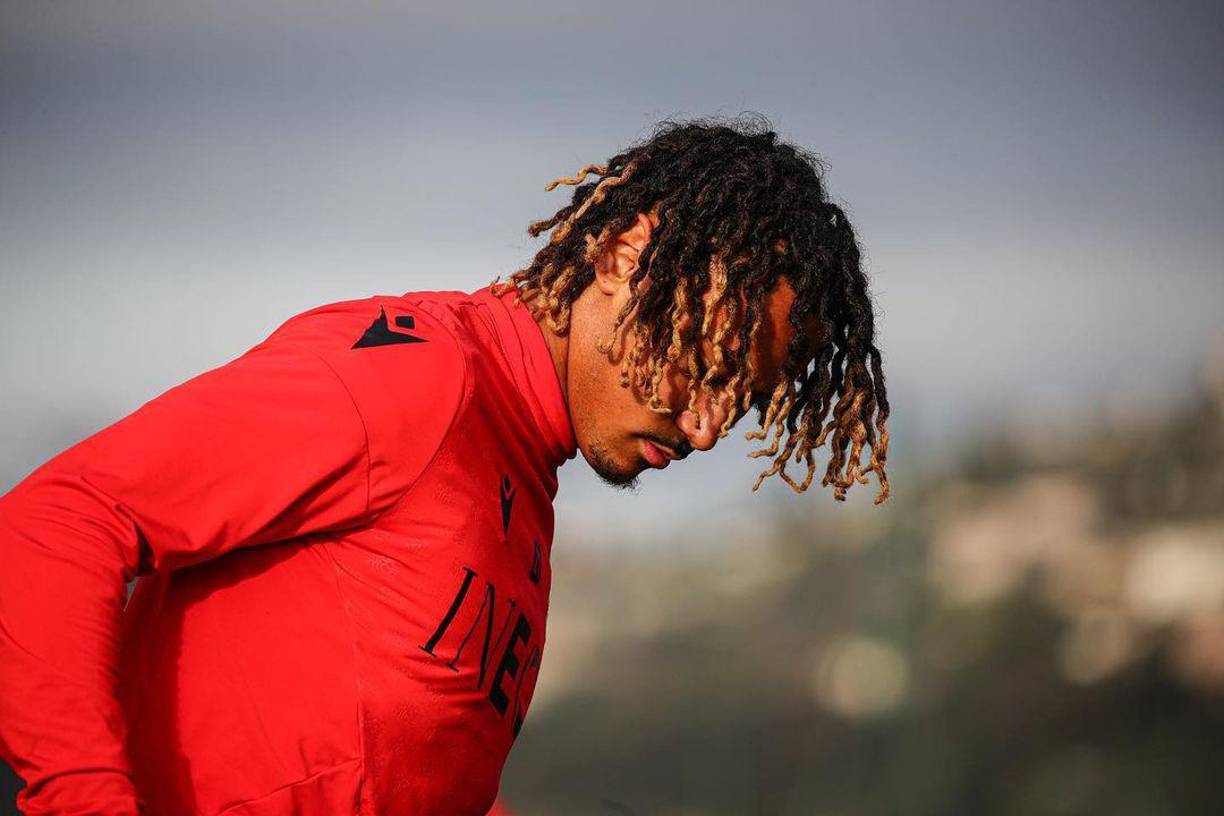 Al lugar se trasladó un psicólogo del club y negoció para que el futbolista desistiera en su empeño.