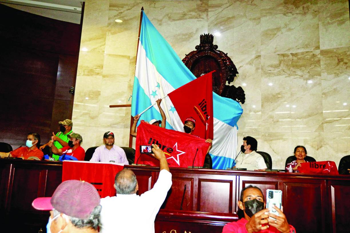 Una bandera del izquierdista partido Libre, ganador de la Presidencia, se erige en el estrado legislativo. 