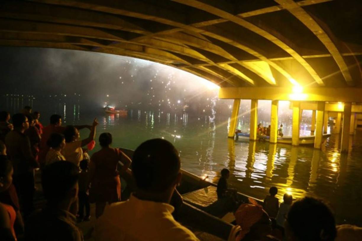Miles de personas disfrutaron la Noche Veneciana sobre el malecón.