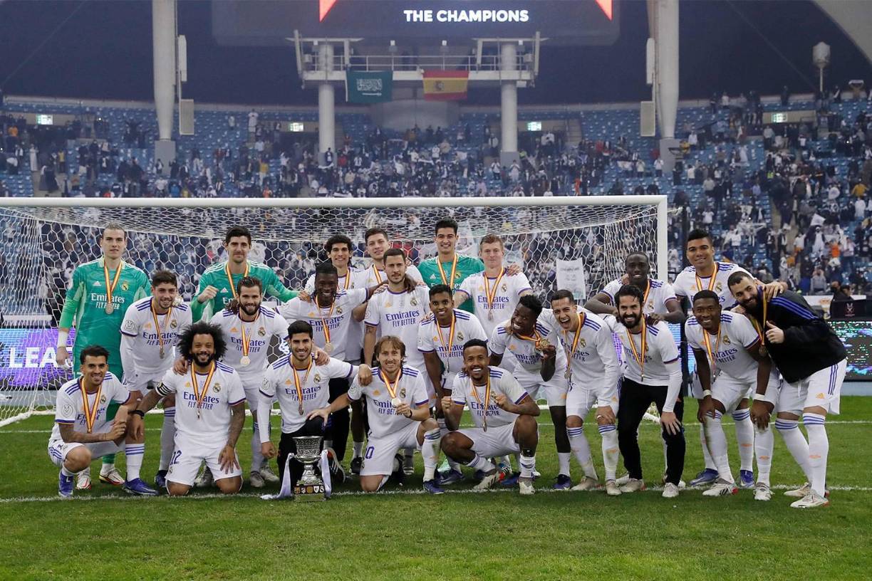 Los jugadores del Real Madrid posando con el trofeo de campeones de la Supercopa de España.