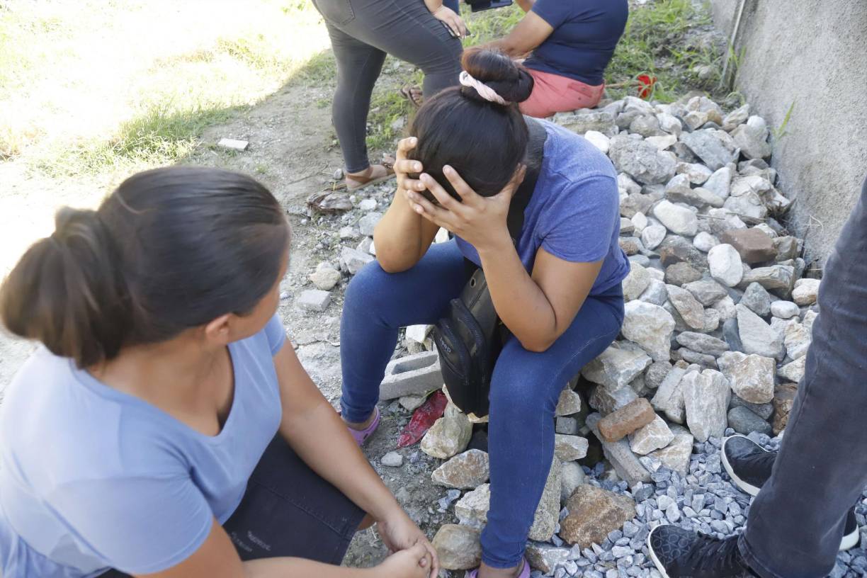A eso de las 2:00 pm al menos ocho sujetos vestidos de negro con chalecos antibalas y pasamontañas llegaron a la colonia Leones del Bosque e irrumpieron en tres viviendas para sacar a los cinco hombres. La primera casa a la que ingresaron los asesinos era la de los hermanos Grande Mendoza.