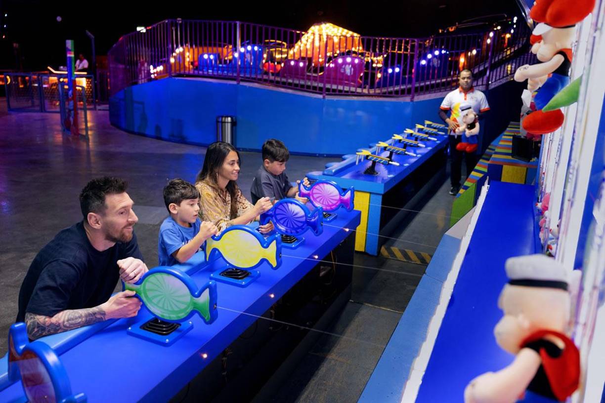 Ahmed Al Khateeb, ministro de Turismo de Arabia Saudita, publicó en su cuenta de Twitter fotos en las que se ve a Leo Messi, Antonela Roccuzzo y sus hijos en diferentes actividades recreativas y lúdicas en un parque de diversiones árabe y en un hotel.