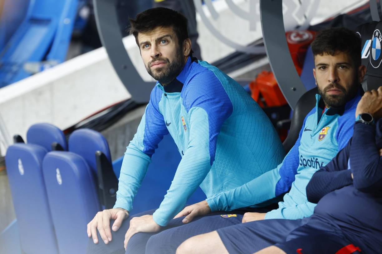 Gerard Piqué y Jordi Alba en el banquillo de suplentes lucían tristes por el resultado.