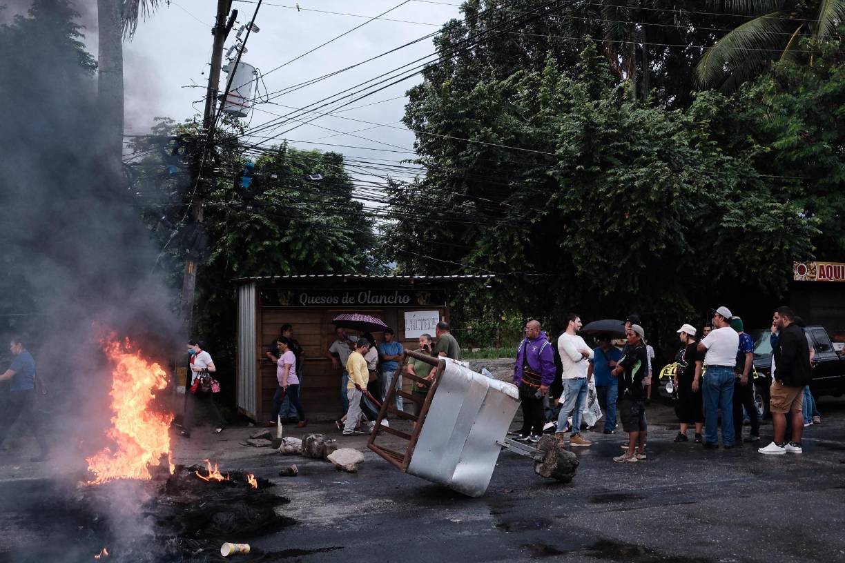 En tanto, otras personas optaron por cruzar caminando en medio de la protesta. 