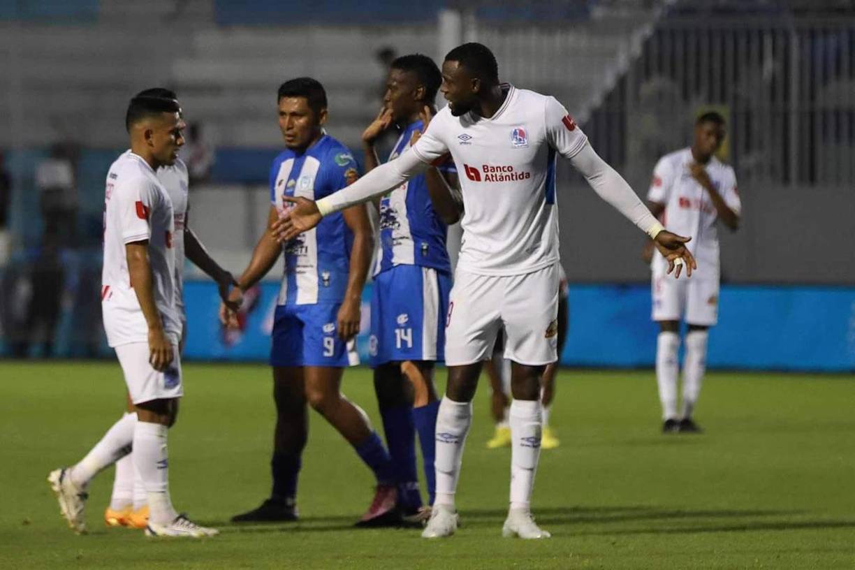 Yustin Arboleda parece pedirle calma a su compañero Edwin Rodríguez.