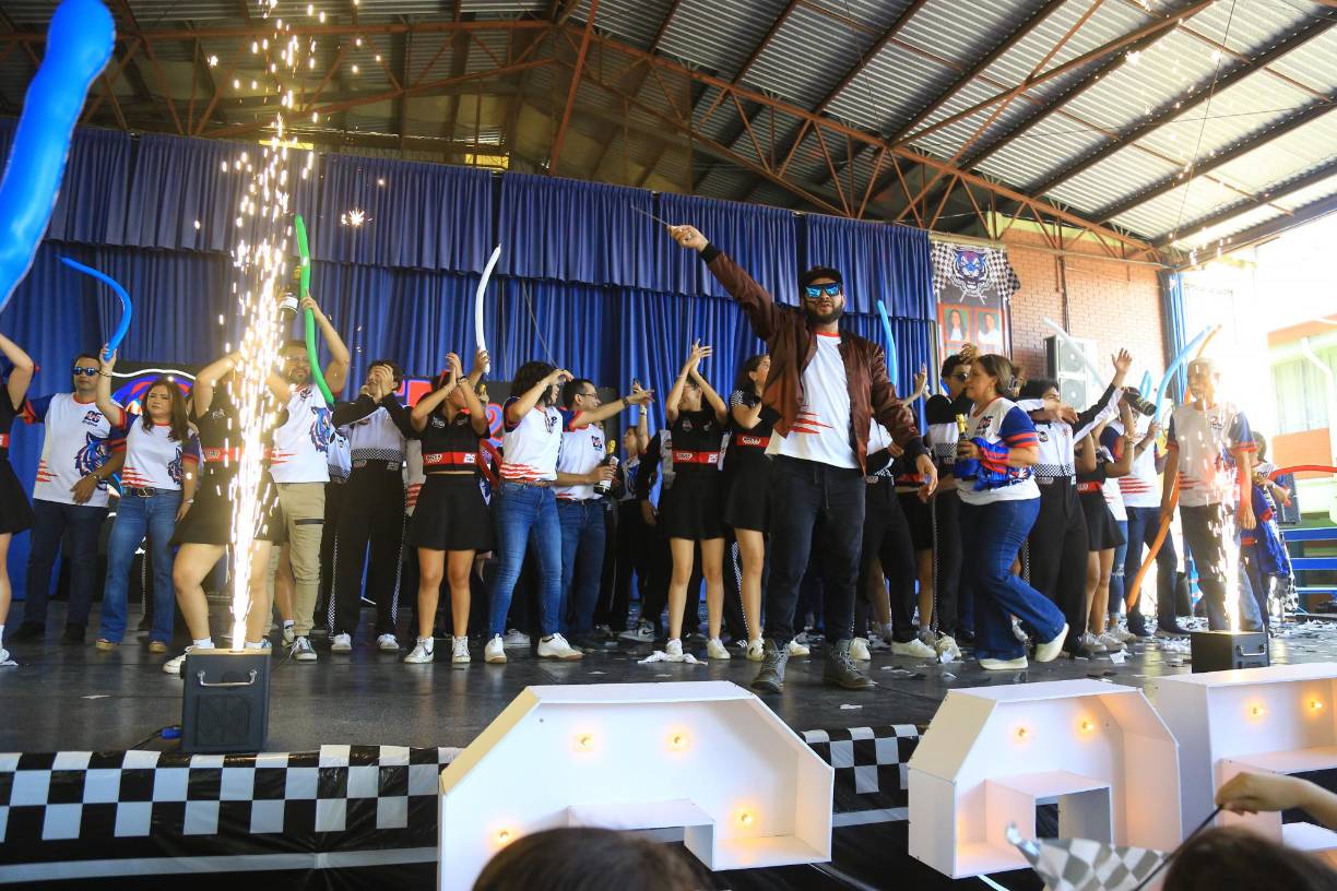 FOTOS: “Senior Entrance” 2025 de la Escuela Episcopal El Buen Pastor al estilo “racing”