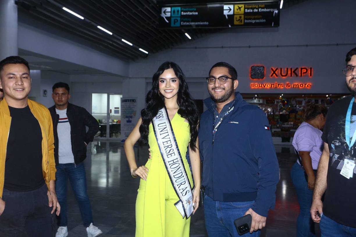  La espectacular representante hondureña en el<a rel="nofollow" href="https://www.laprensa.hn/fotogalerias/farandula/poderosa-y-radiante-las-mas-recientes-fotos-de-zu-clemente-PB15415684#image-1"> <u>Miss Universo 2023</u></a> también habló un poco del traje típico que utilizará en la competencia: “lo confeccionó un<b> diseñador hondureño,</b> es un diseño nunca antes visto, está precioso pero es una sorpresa que podrán ver en la noche de competencia en traje típico el próximo 16 de noviembre”.