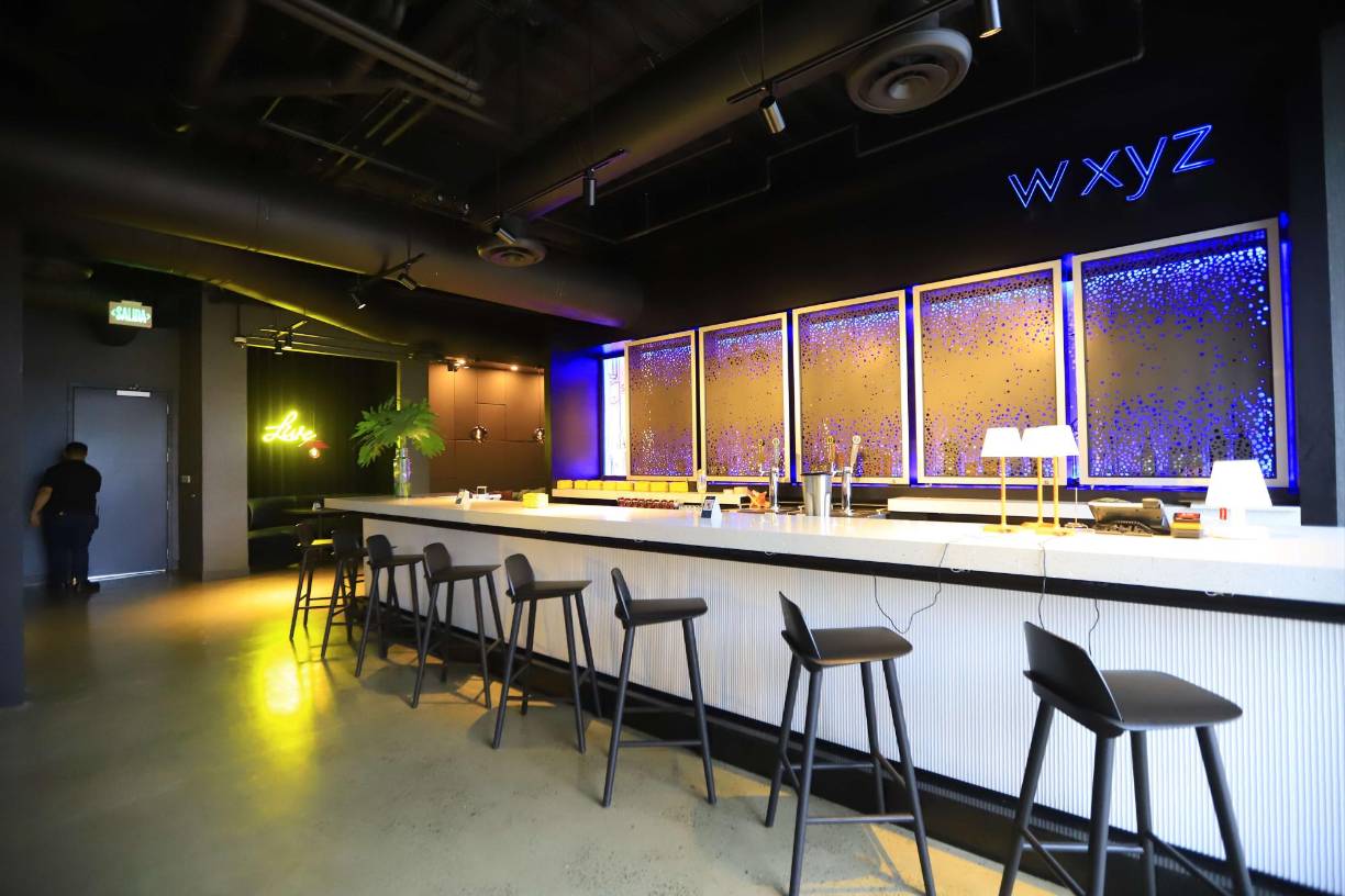 Puede seguir las redes sociales del hotel como @aloftsanpedrosula, tanto en Facebook, Twitter e Instagram.