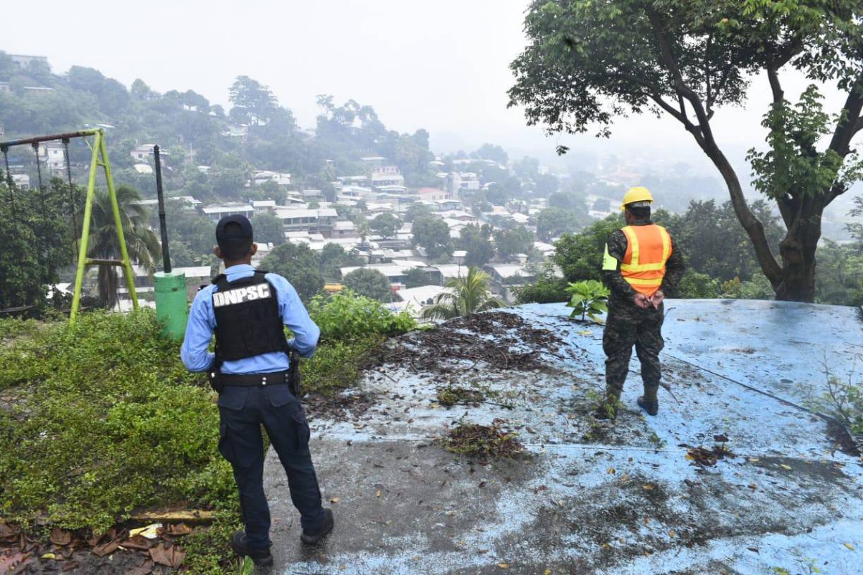Equipos de rescate están en la zona, buscando a un hombre que se encuentra desaparecido. 