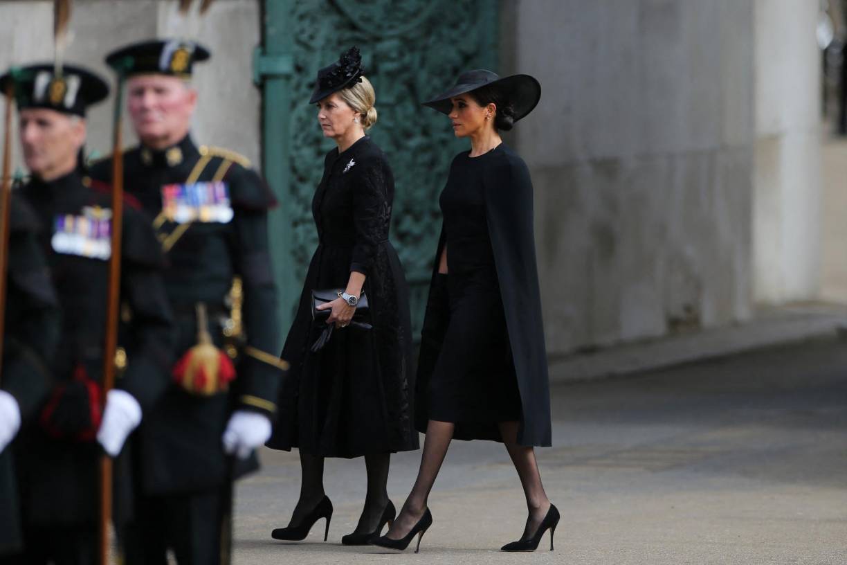 La exactriz estadounidense lució unos pendientes que le fueron obsequiados por la reina Isabel II.
