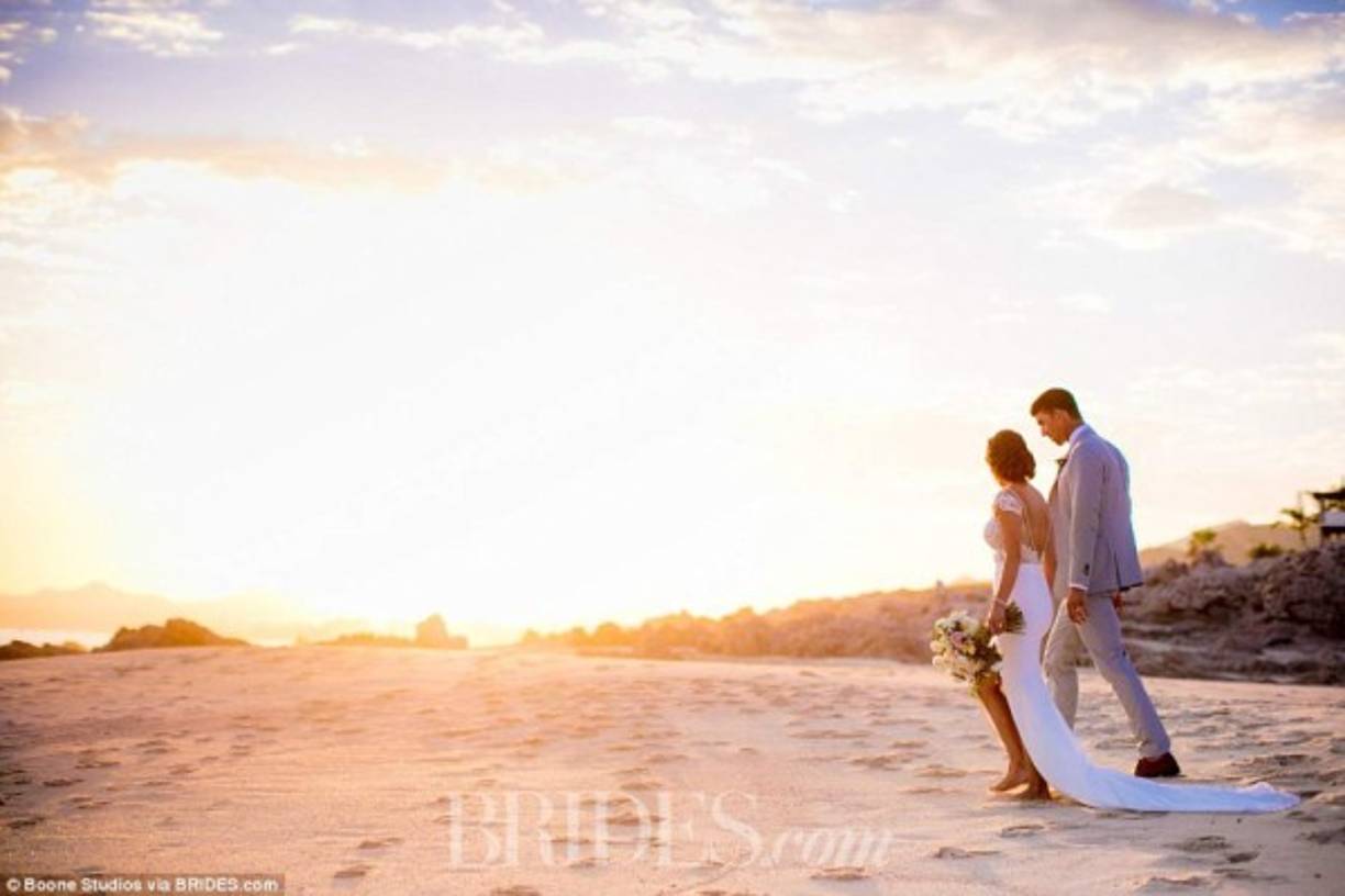 En las imágenes, que es un aperitivo de lo que será el vídeo oficial, se ve a los novios corriendo por la playa y dedicándose miradas cómplices.