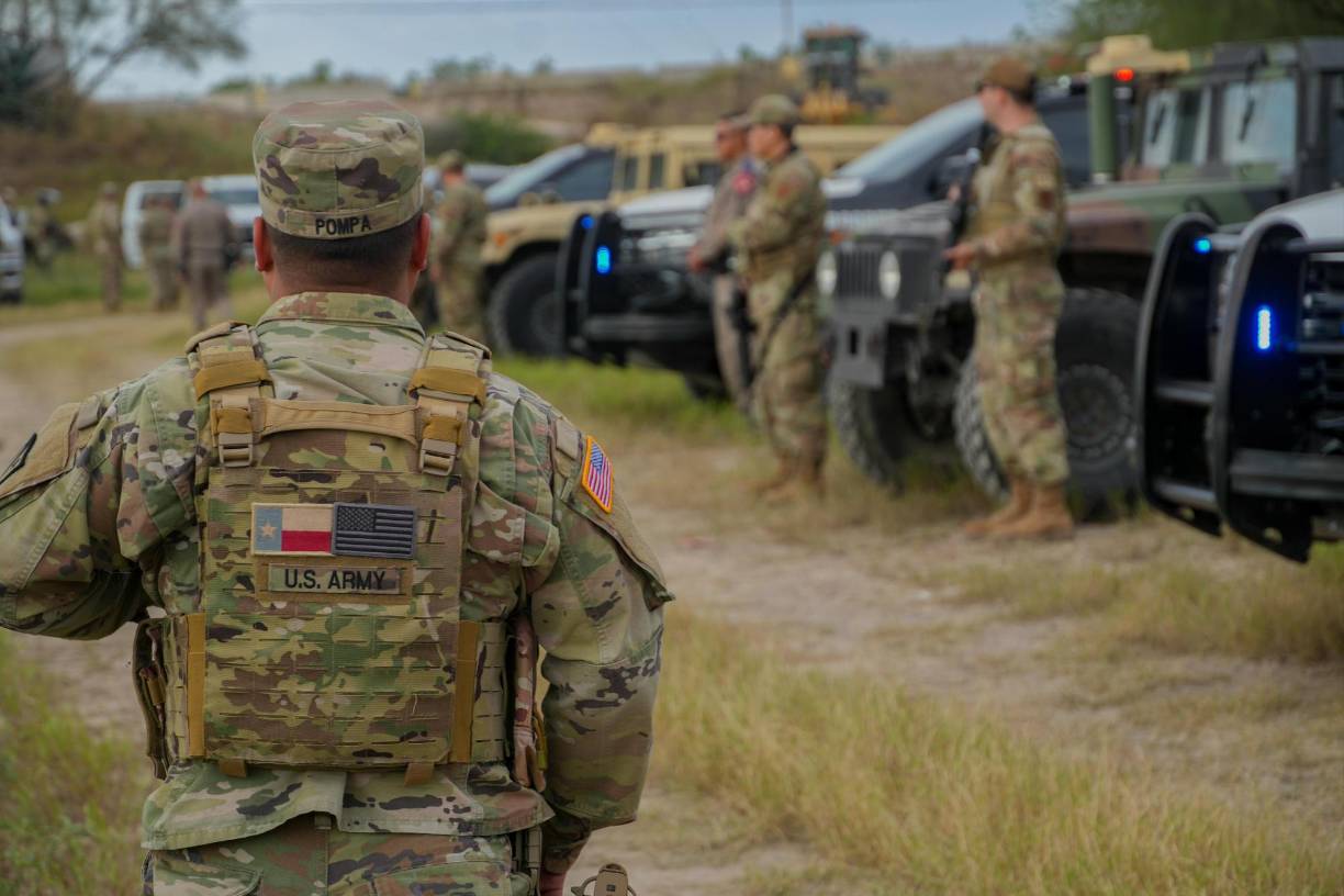 El Gobierno de Estados Unidos inició el despliegue de unos 1,500 militares en la frontera con México, dando así el primer paso para cumplir la promesa del presidente, Donald Trump, de “cerrar” el paso de migrantes y reforzar la seguridad fronteriza.