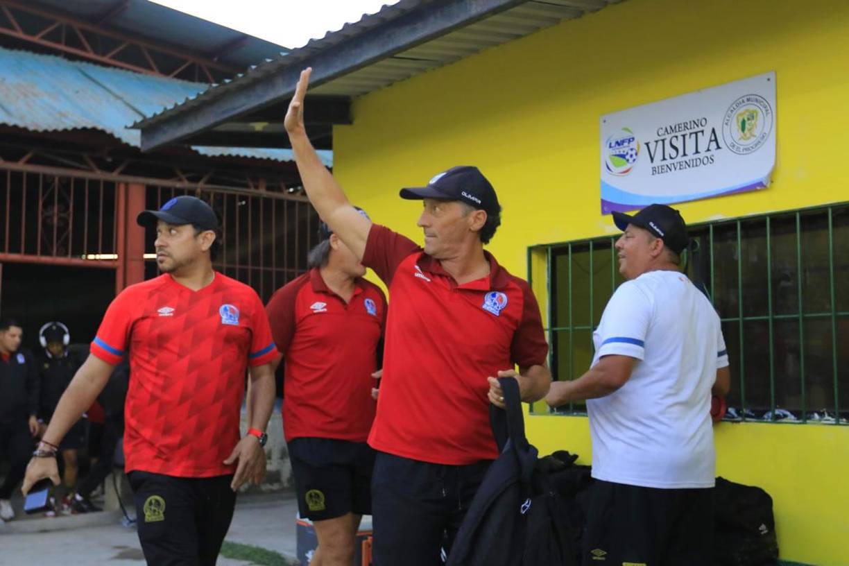 El entrenador del Olimpia, Pedro Troglio, saludando a los aficionados que llegaron temprano al Micheletti.