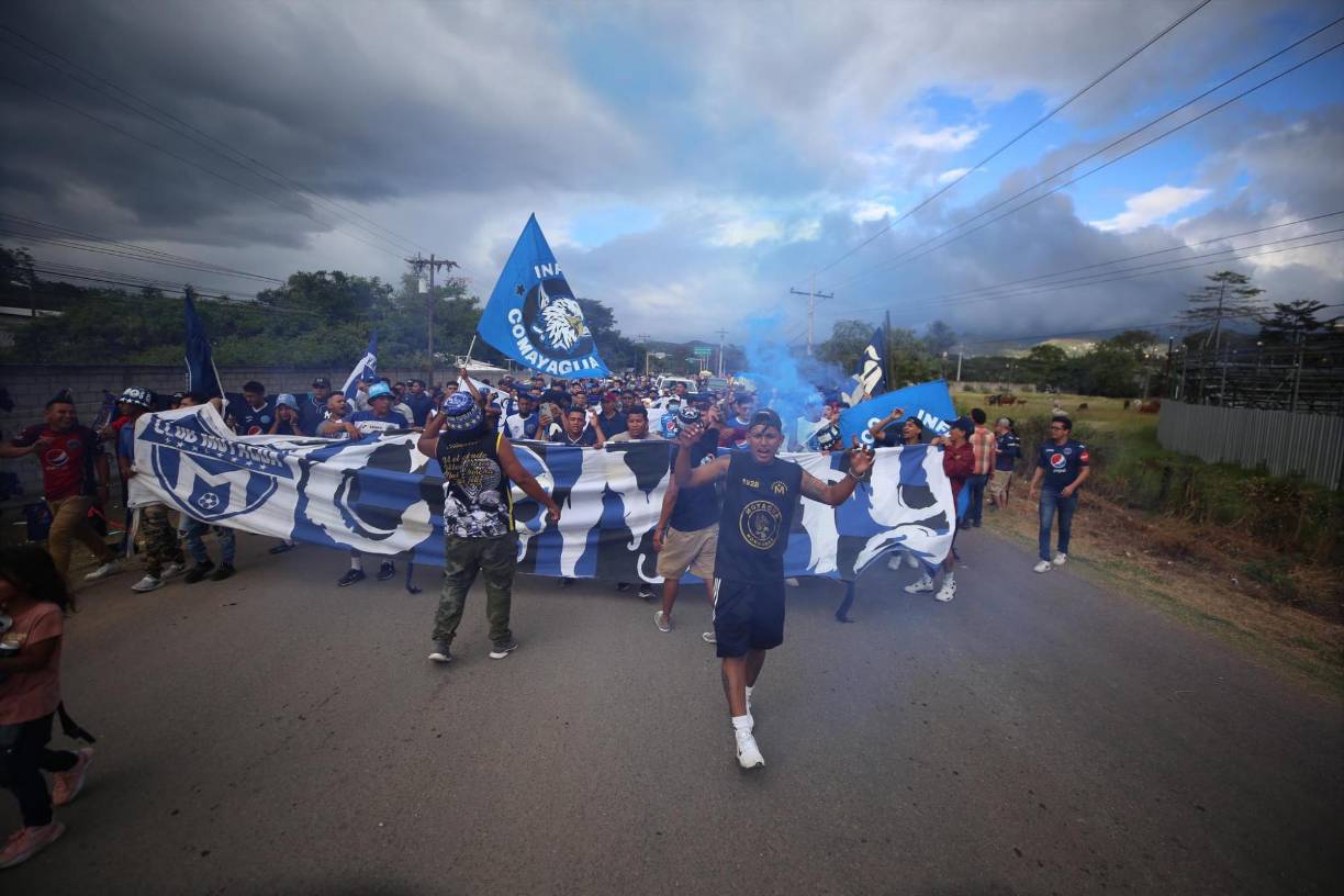 Los miembros de la REVO haciendo su show en las afueras del estadio.