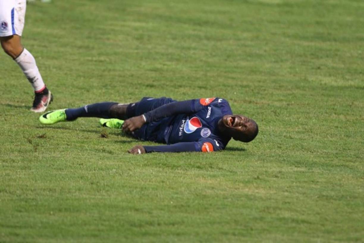 Rubilio Castillo con gestos de dolor tras la falta de Esteban Espíndola.