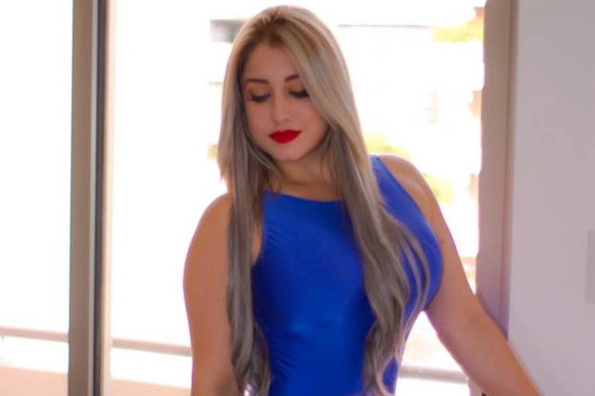 El carro quedó cerca de muros de contención.