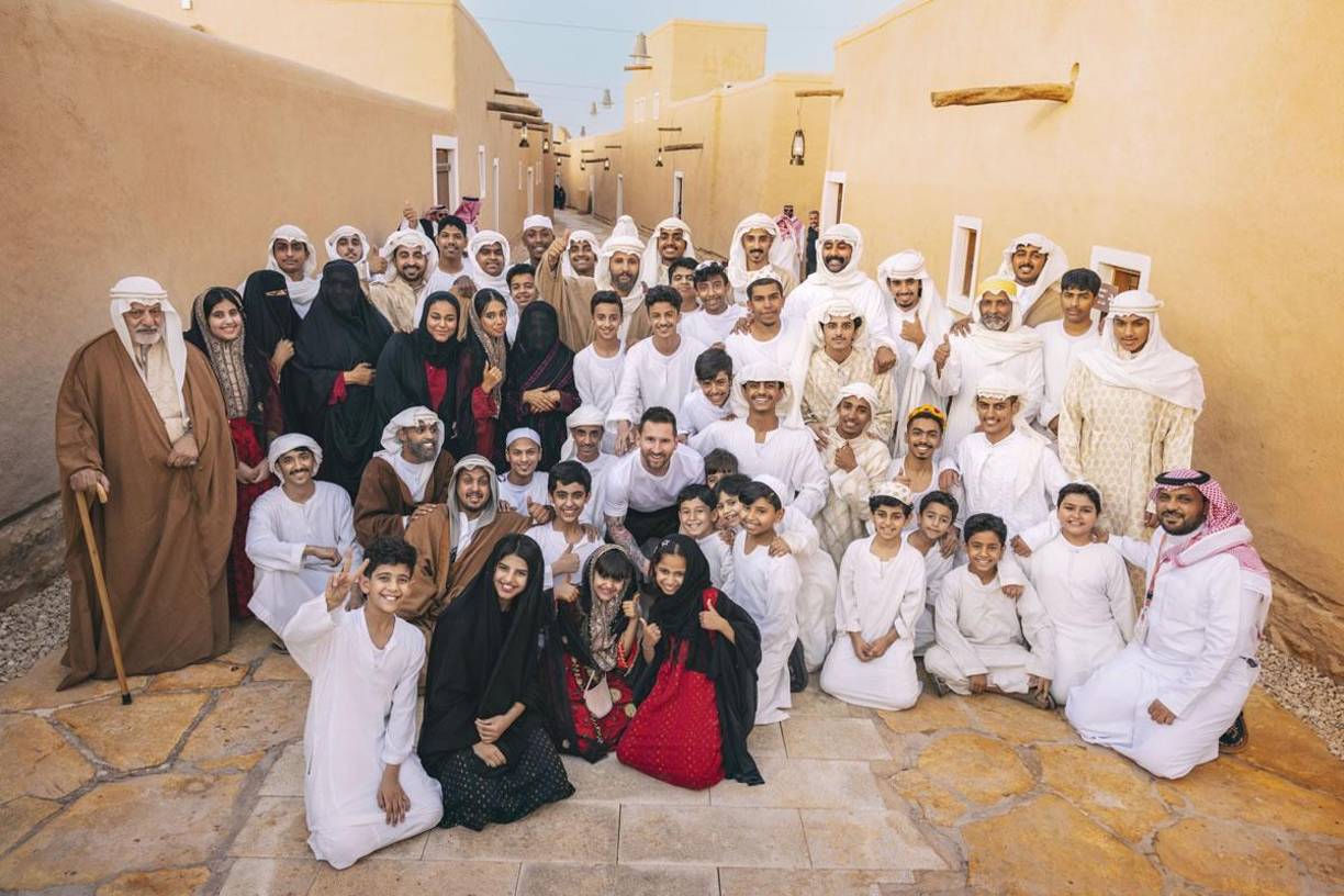 El delantero argentino posó con un grupo de árabes en su visita a Arabia Saudita.