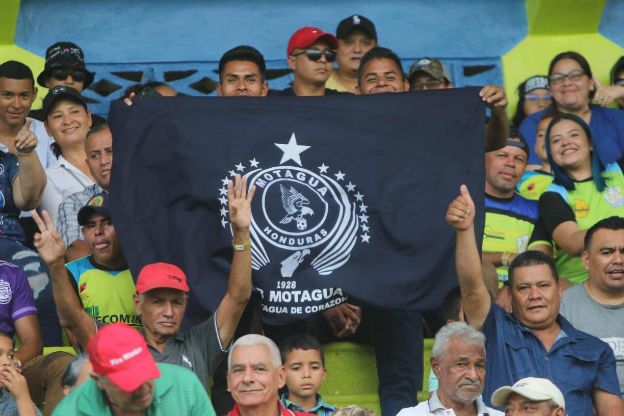 Y aunque pocos, los hinchas del Motagua fueron a dar grano de arena en el recinto.