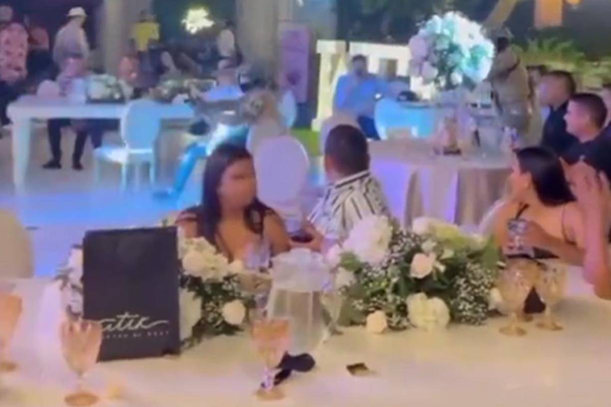 Los supuestos militares entraron disparando a la fiesta.