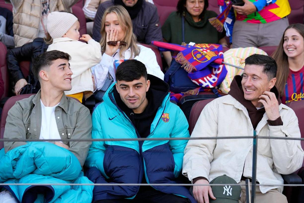 Ya después en el partido, Pedri y Gavi se ubicaron en el palco junto Robert Lewandowski.