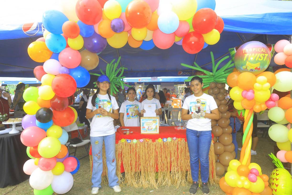 Las jovencitas de séptimo grado elaboraron una fabulosa decoración al estilo hawaiano para promover su marca “Tropical twist”, la cual ofrece refrescantes bebidas naturales.