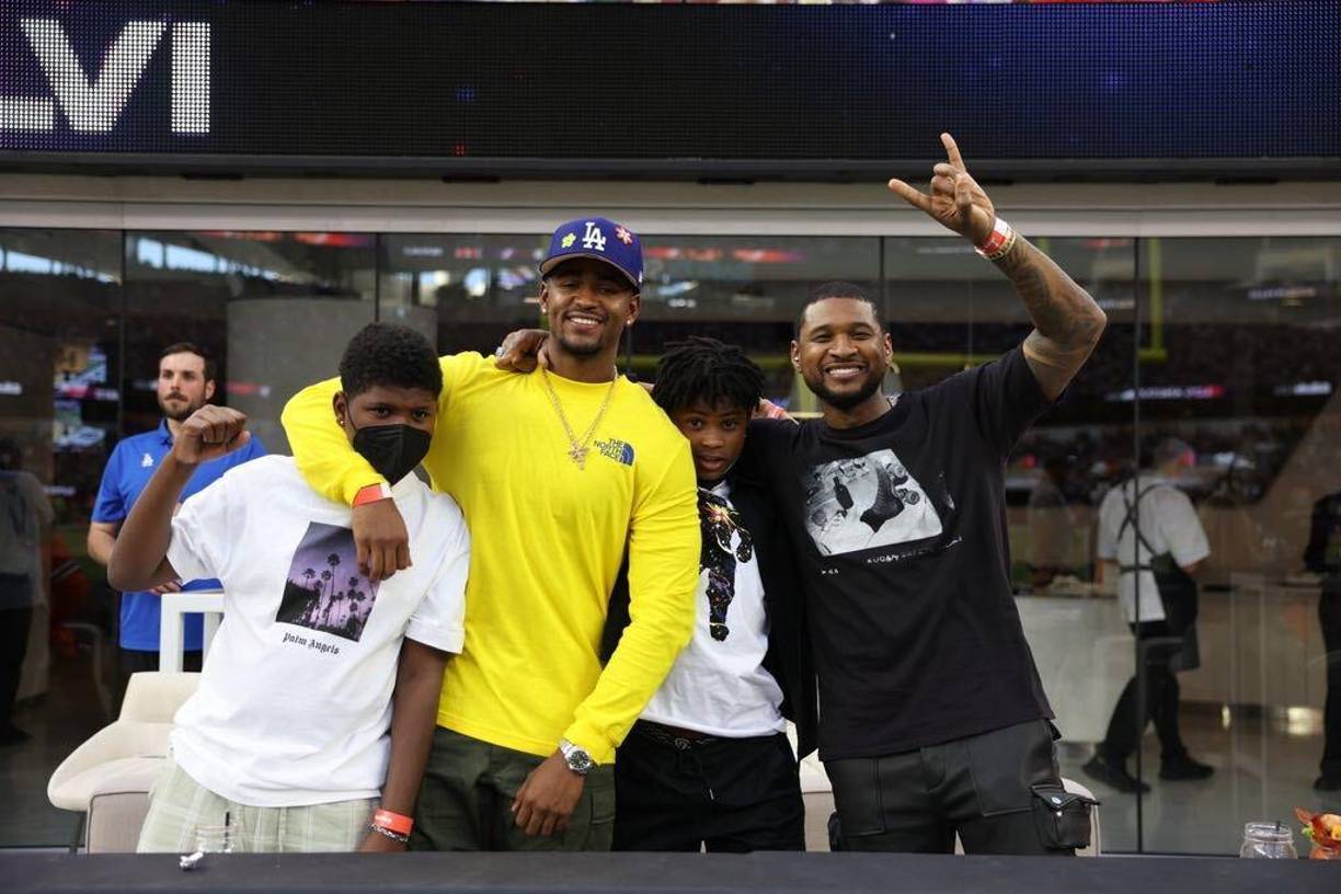 Usher - El cantante estadounidense asistió al Super Bowl LVI con su familia.