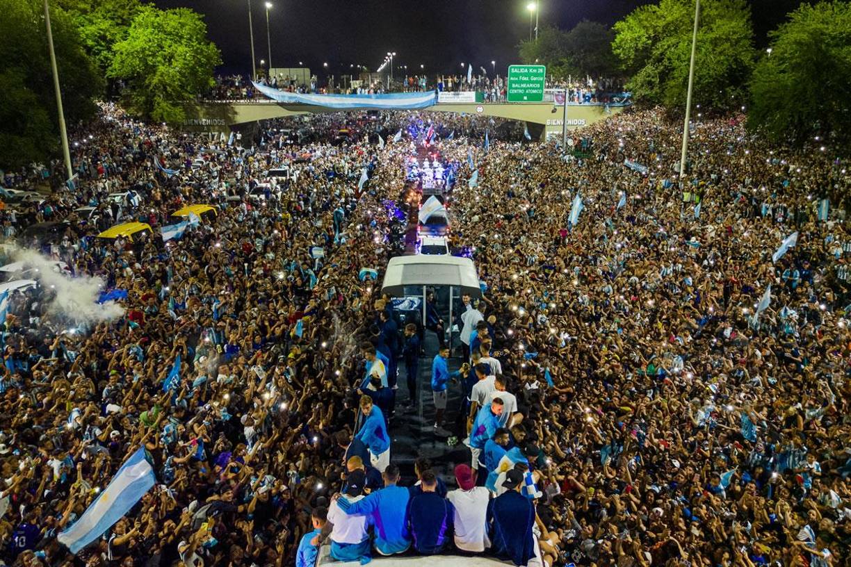 Espectacular imagen del multitudinario recibimiento de los aficionados argentinos a su selección en Buenos Aires.