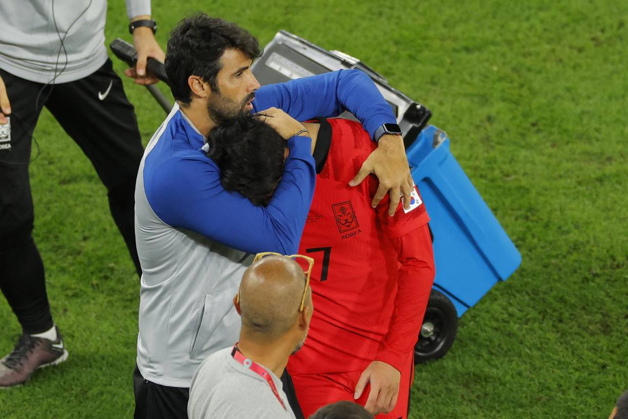 Y fue consolado por el cuerpo técnico del conjunto asiático.