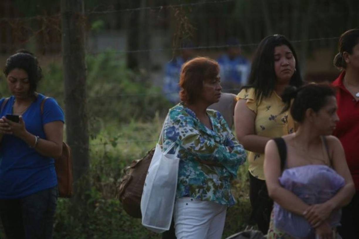En las afueras del edificio hubo mucho movimiento. Los familiares salían con las pertenencias de los presos, pero algunos no lograron ingresar.