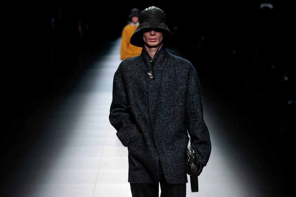 Y por supuesto, las sudaderas básicas en tonos oscuros para los más clásicos 