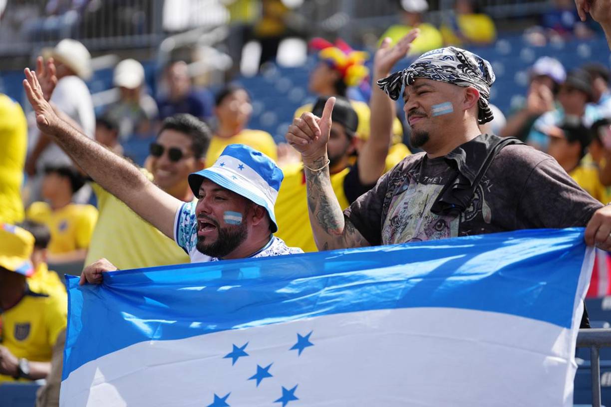 Aficionados de Honduras animan a la Selección Nacional durante el partido amistoso ante Ecuador.