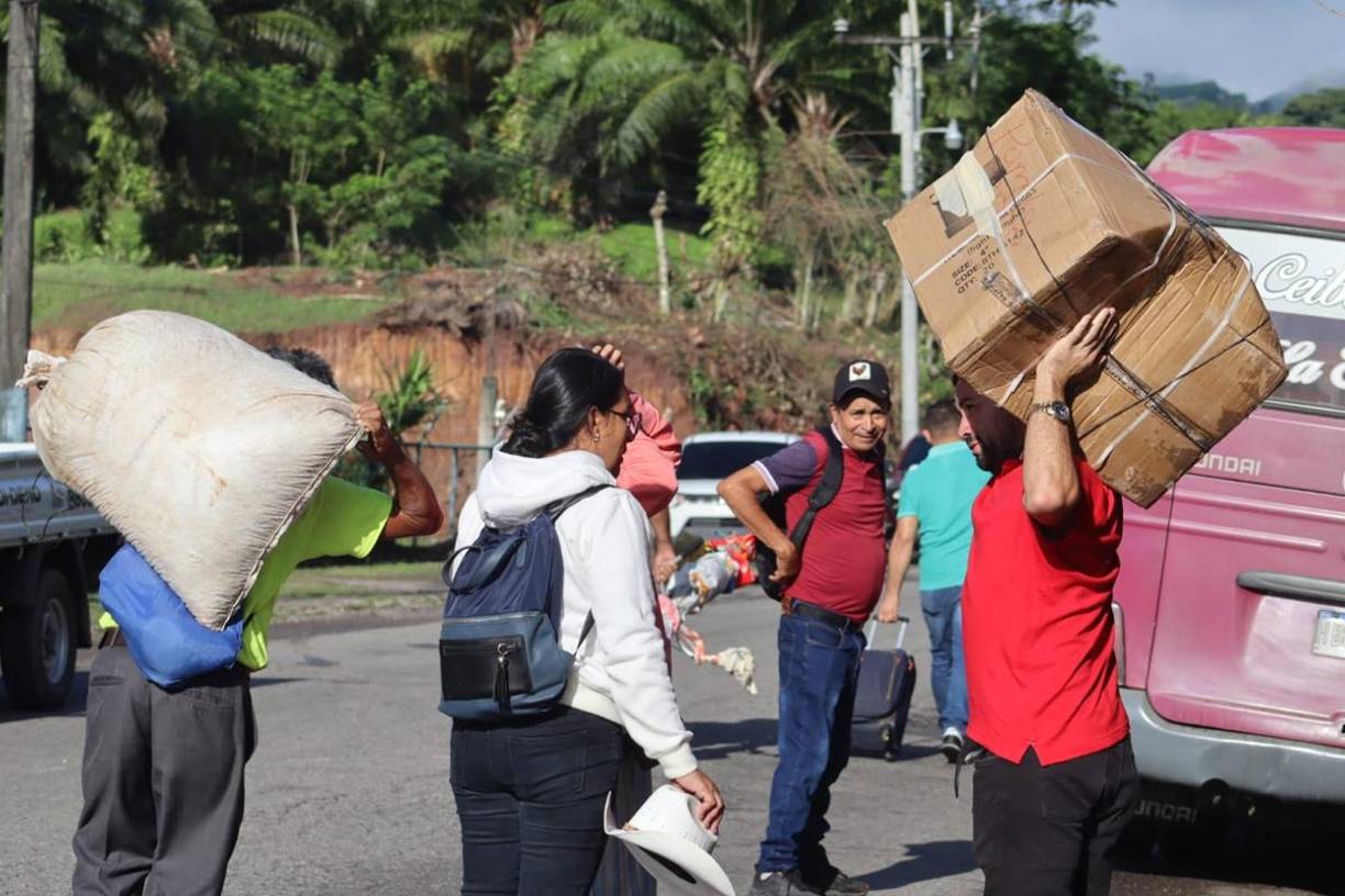 Decenas de usuarios del transporte público se vieron obligados a caminar por los puntos de protesta, enfrentando dificultades para llegar a sus destinos debido al cierre de la carretera CA-13.