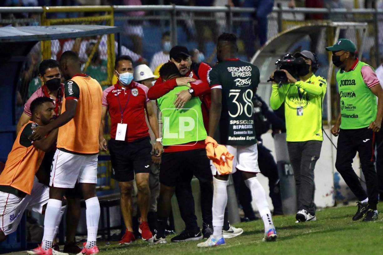 ‘Tato‘ García festejando con su cuerpo técnico el triunfo sobre el Olimpia.