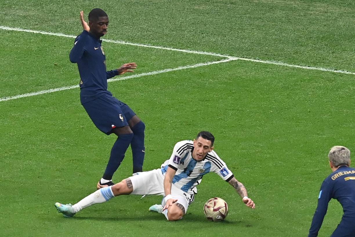 Los franceses hacen referencia al penalti cometido por Dembélé sobre Ángel Di María y que originó el primer gol. Además, añaden que en el segundo tanto de Argentina existe una presunta falta sobre Kylian Mbappé en el inicio de la jugada.