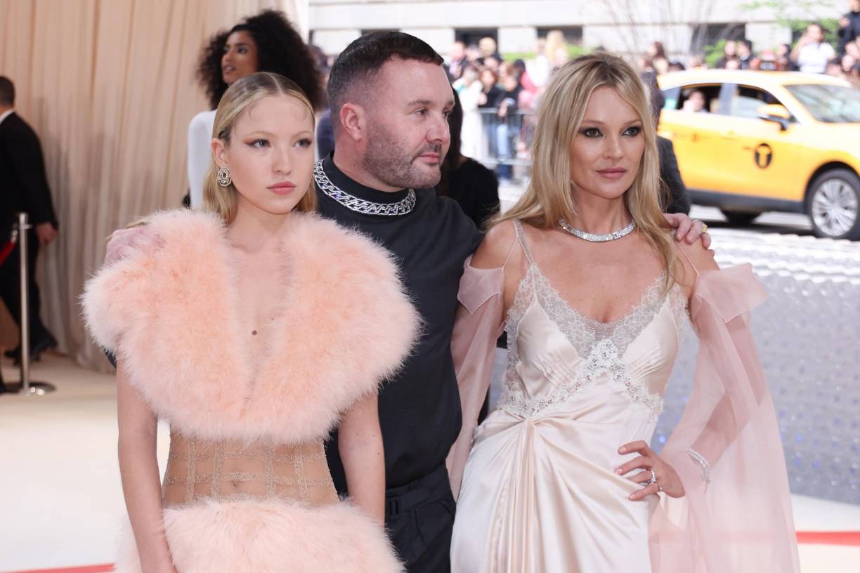 Lila Grace Moss y su madre Kate Moss en una imagen de archivo fechada en 2023. Kate Moss es una de las figuras más influyentes de la moda de todos los tiempos. Conocida por su complexión delgada y su estilo andrógino, Moss redefinió los estándares de belleza en los 90. Descubierta a los 14 años, rápidamente se convirtió en un ícono del canon estético de la década. Moss ha trabajado con todos los grandes nombres de la moda, desde Calvin Klein hasta Alexander McQueen, y ha aparecido en más de 300 portadas de revistas. Su estilo personal, a menudo descrito como boho-chic, ha inspirado a generaciones de amantes de la moda. Su hija, Lila Grace Moss, está emergiendo como una nueva estrella en el firmamento de la moda. Lila debutó en la pasarela en 2020 para Miu Miu y ha sido el rostro de campañas publicitarias para marcas como Marc Jacobs Beauty. Aunque aún está al comienzo de su carrera, Lila ya ha demostrado que tiene el mismo carisma. 