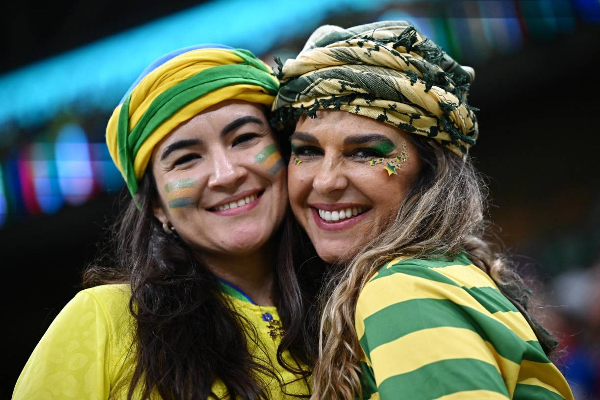 Aficionadas de Brasil durante la previa del debut ante Serbia.