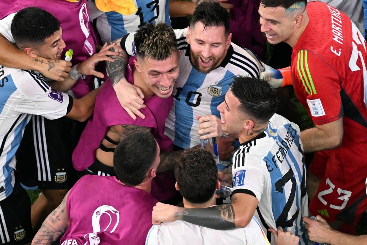 Los jugadores de la Selección Argentina celebrando la victoria y clasificación a cuartos de final del Mundial de Qatar 2022.