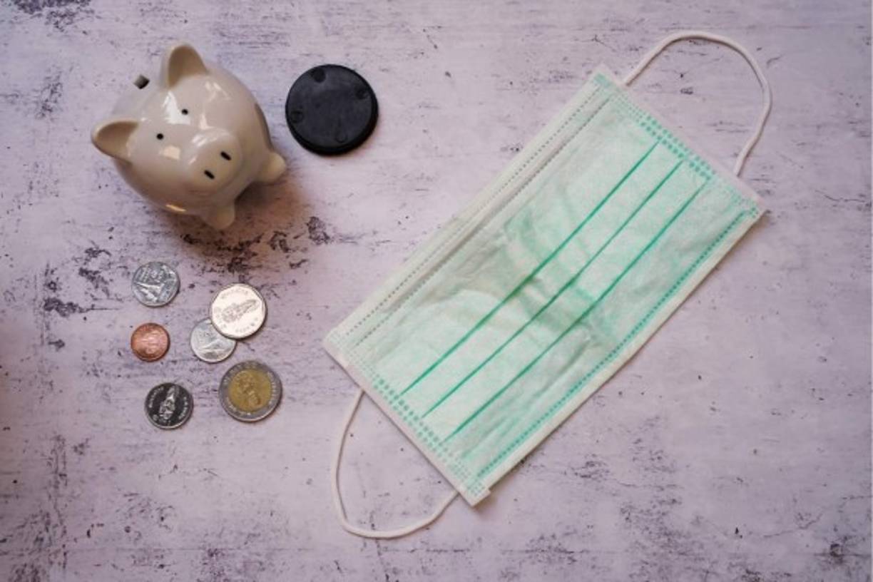 Sin embargo, 'sabemos que puede quedar en la superficie durante un tiempo' y 'hemos dado indicaciones, a través de la FAO (la Organización de Naciones Unidas para la Agricultura y la Alimentación)' para que los trabajadores del sector alimentario se encuentren en seguridad en su entorno de trabajo, afirmó Van Kerkhove.