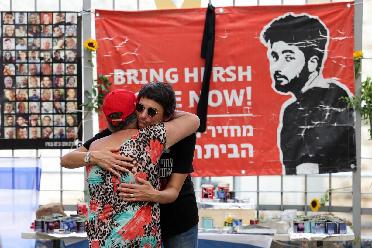 El joven, originario de California, era uno de los secuestrados el pasado octubre en el ataque sorpresa durante la celebración de un festival de música por la paz cerca de la frontera con la Franja de Gaza y que perdió un brazo durante el ataque por una granada. 