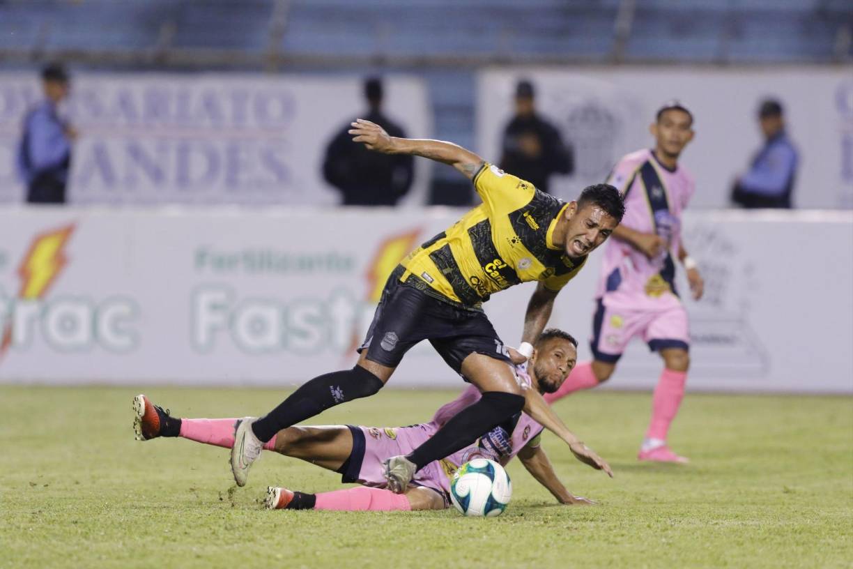 El partido entre los Aurinegros y los de Comayagua arrancó a las 7:00 PM en el Olímpico Metropolitano.