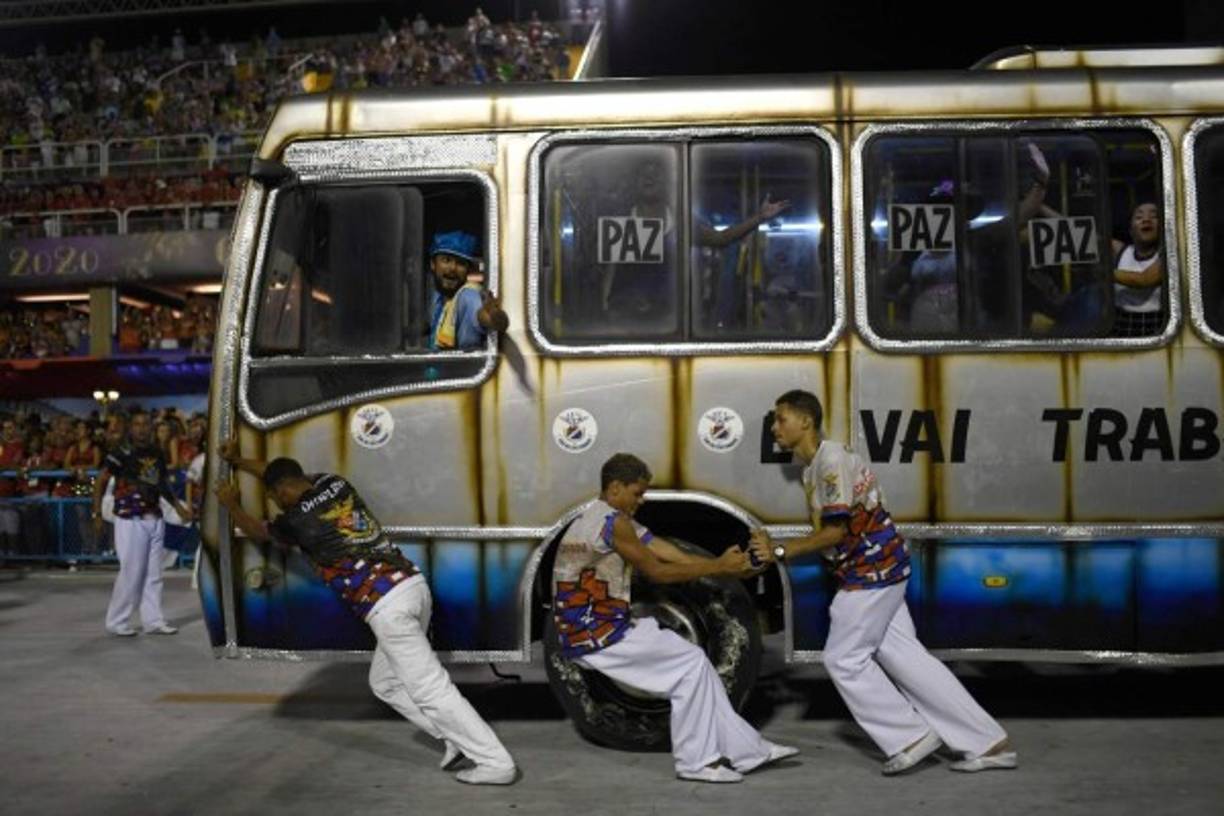 La violencia en las favelas estuvo presente igualmente en el 'enredo' de Uniao da Ilha, que mostró mensajes de paz en un autobús.