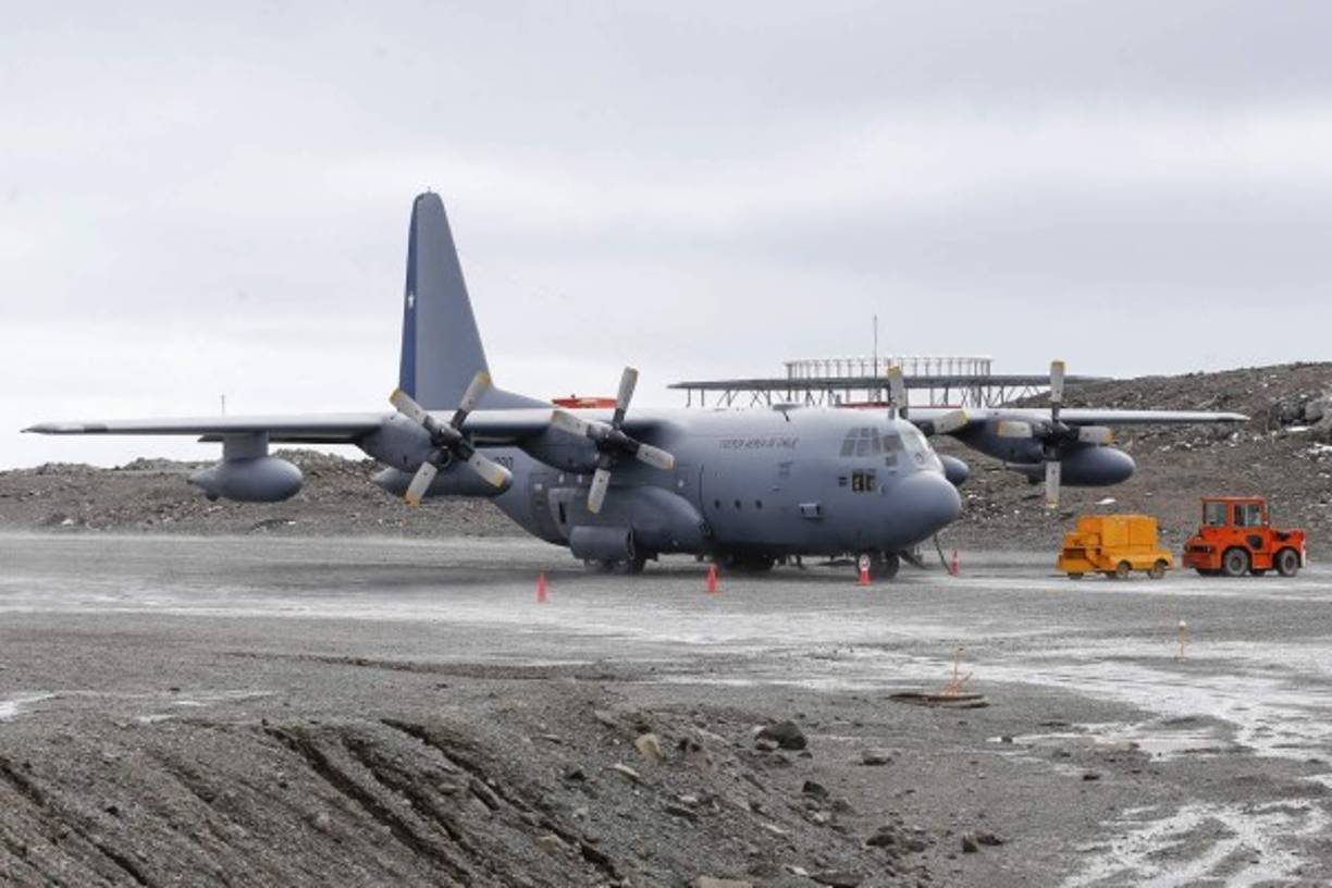 La aeronave cumplía tareas de apoyo logístico y trasladaba personal para la revisión del oleoducto flotante de abastecimiento de combustible de la base antártica chilena Presidente Eduardo Frei Montalva y para realizar tratamiento anticorrosivo de las instalaciones de la zona.